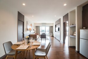 Suite presidencial, 2 habitaciones | Sala de estar | Televisión LED de 32 pulgadas con canales por cable, una televisión
