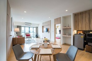 Junior Suite | Living area | 32-inch LED TV with cable channels, TV - J Inspired Hotel Pattaya (Pattaya)
