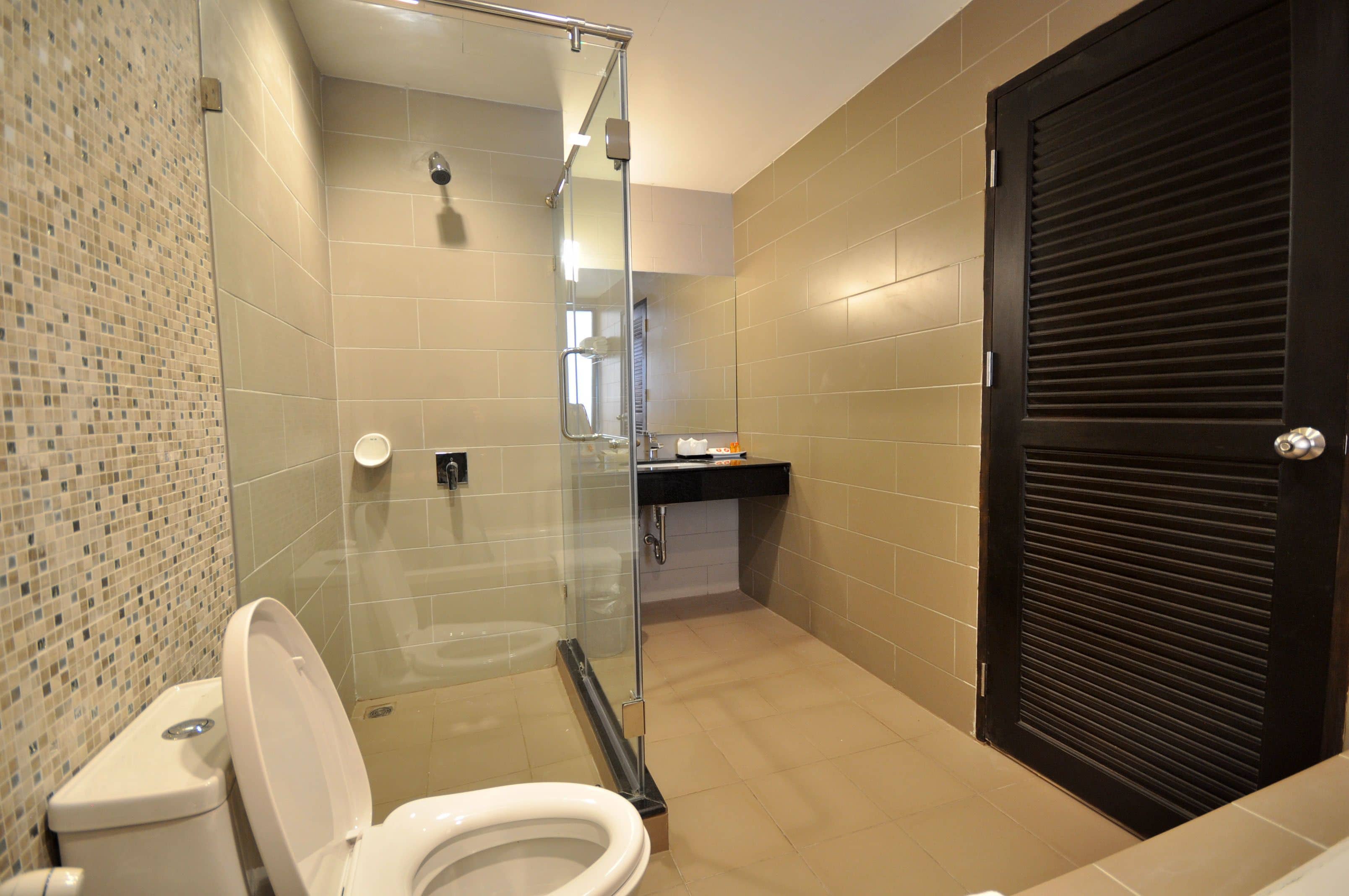 deluxe premier pool view | bathroom | separate bathtub and shower, free toiletries, hair dryer, towels