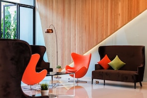 Lobby sitting area - J Inspired Hotel Pattaya (Pattaya)