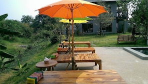 Outdoor pool, pool umbrellas, pool loungers - The Old Stay by Sister (Sukhothai)