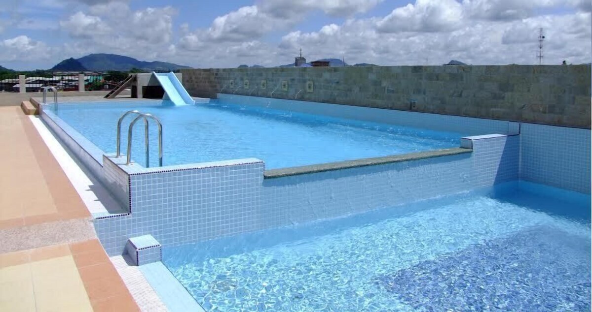 สระว่ายน้ำกลางแจ้ง