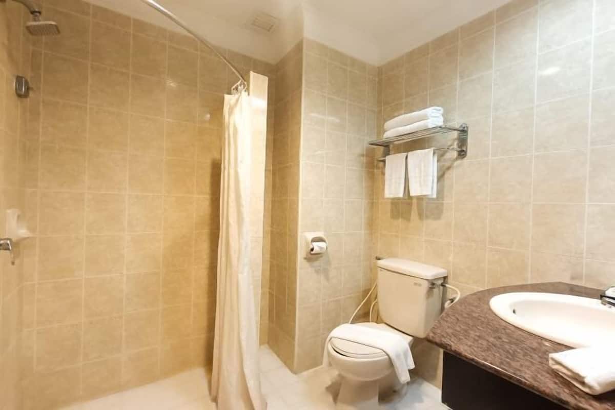 Een douche, gratis toiletartikelen, pantoffels