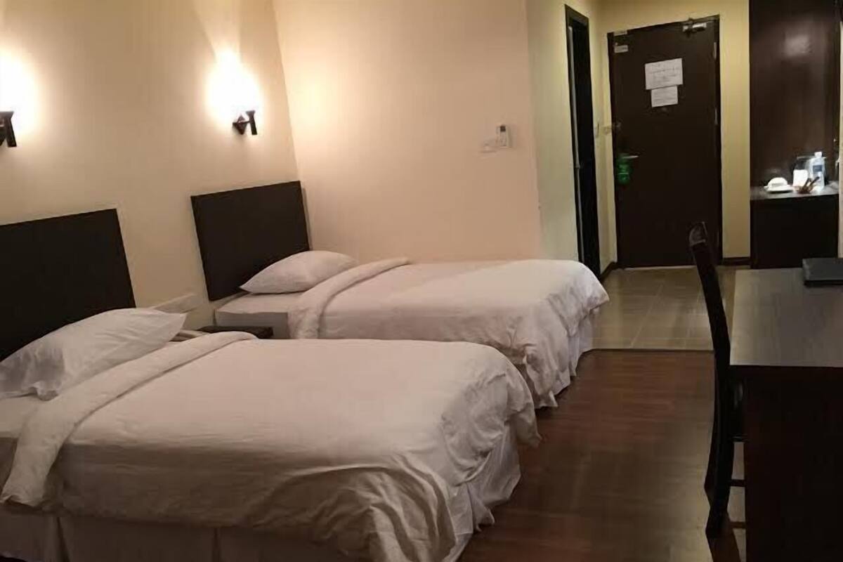 Twin kamer (Boutique) | Een bureau, een strijkplank/strijkijzer, babybedden, extra bedden