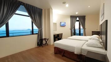 Een bureau, een strijkplank/strijkijzer, babybedden, extra bedden