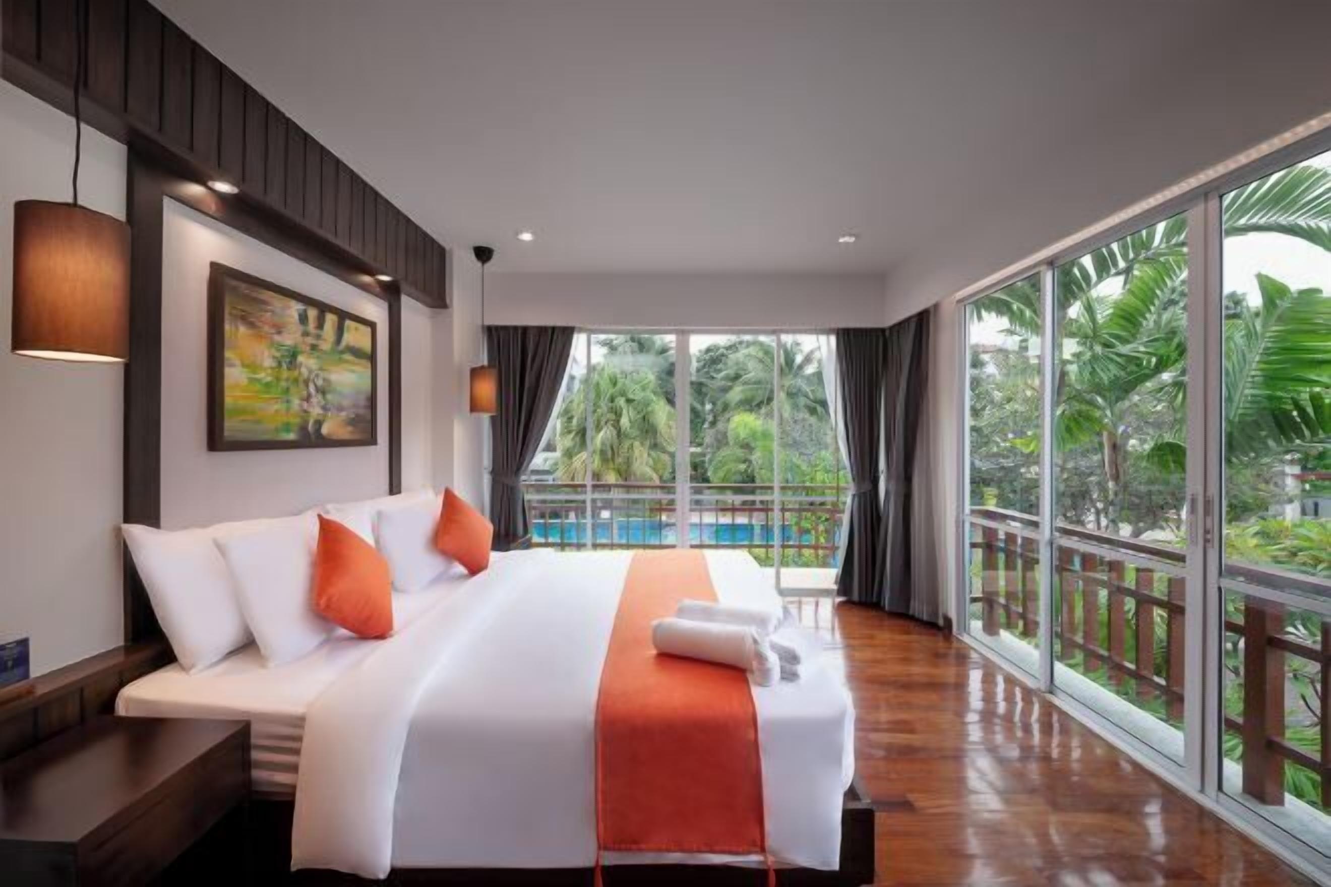 Mini-bar avec articles gratuits, coffres-forts dans les chambres, bureau