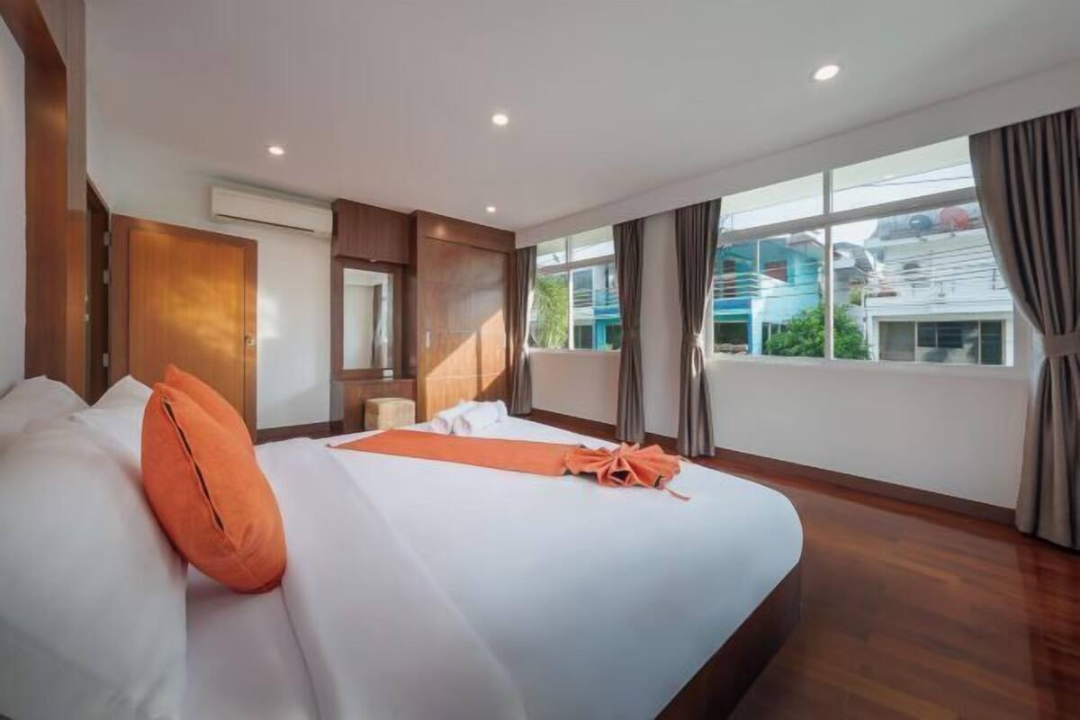Minibar với thức ăn, đồ uống miễn phí, két bảo mật tại phòng, bàn 