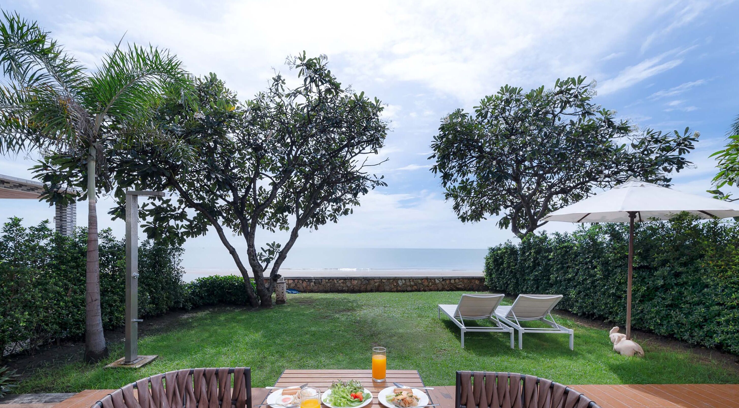 4 Bedrooms Beachfront Villa | Terrace/patio