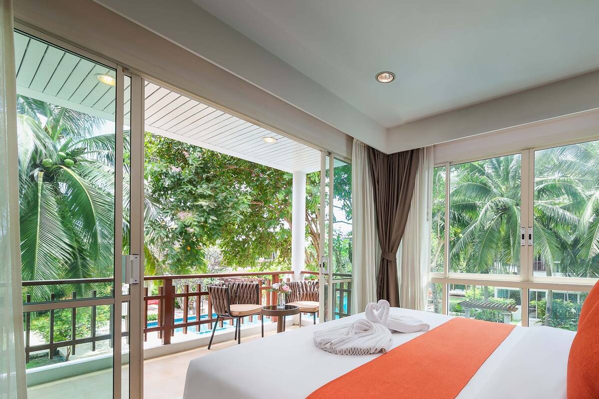 3 Bedrooms Premier Pool Villa | Minibar với thức ăn, đồ uống miễn phí, két bảo mật tại phòng, bàn 