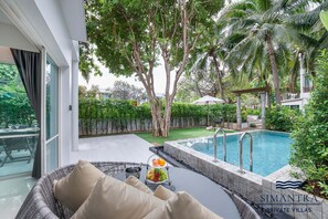 3 Bedrooms Premier Pool Villa | Aire de séjour | Téléviseur à écran plat de 65 po avec télévision par câble, téléviseur