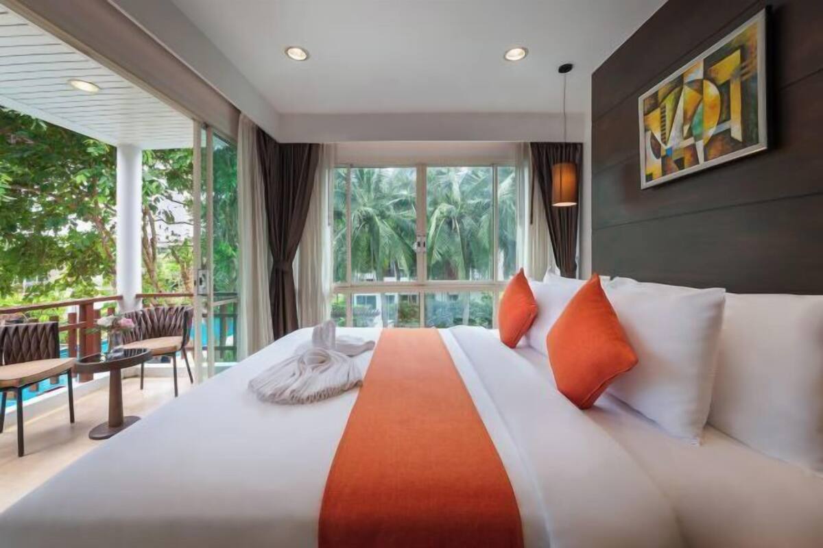 Minibar với thức ăn, đồ uống miễn phí, két bảo mật tại phòng, bàn 