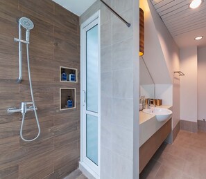 3 Bedrooms Premier Pool Villa | Bathroom | Free toiletries, hair dryer, bathrobes, slippers - Simantra Private Villas (Cha-am)