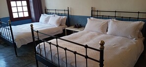 Kamar Quadruple | Seprai katun Mesir, seprai premium, dan selimut bulu angsa