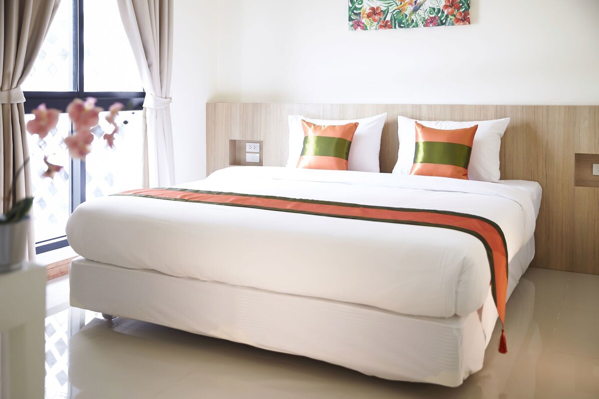 Desk, blackout drapes, WiFi (free), bed sheets