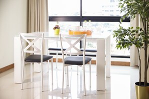 Suite, 1 habitación | Servicio de comidas en la habitación