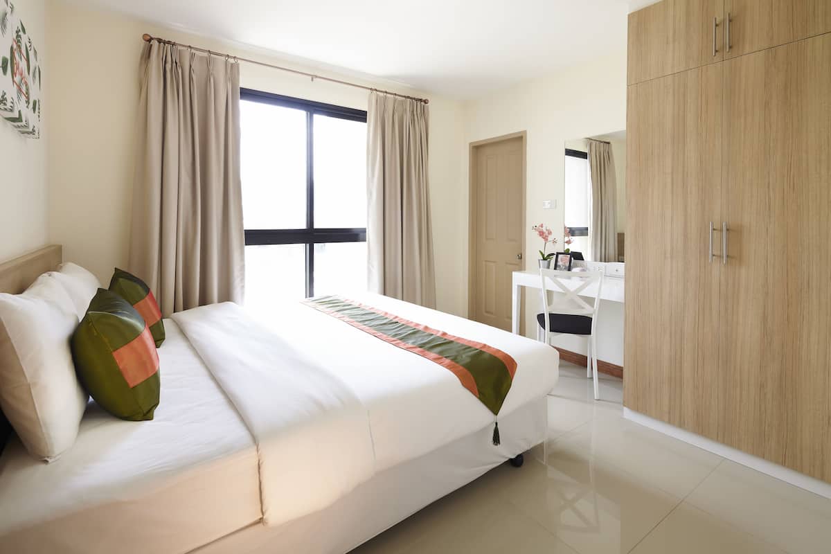 Suite, 2 slaapkamers | Een bureau, verduisterende gordijnen, gratis wifi, beddengoed