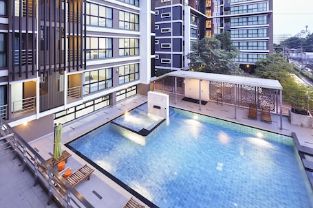 Una piscina al aire libre. The Plimplace 2