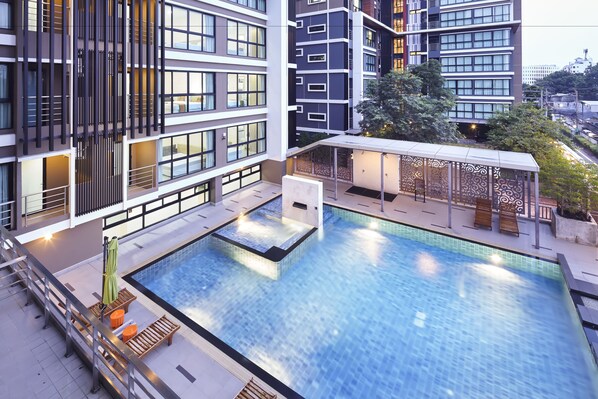 Hồ bơi ngoài trời