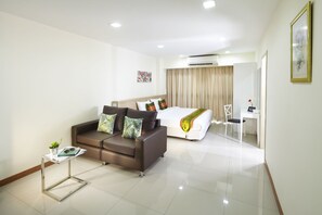 Doppia Deluxe | Una scrivania, tende oscuranti, Wi-Fi gratuito, lenzuola