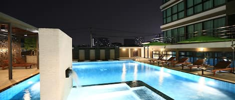 Hồ bơi ngoài trời