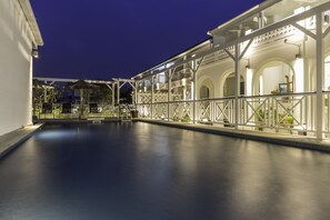 Piscine extérieure, chaises longues