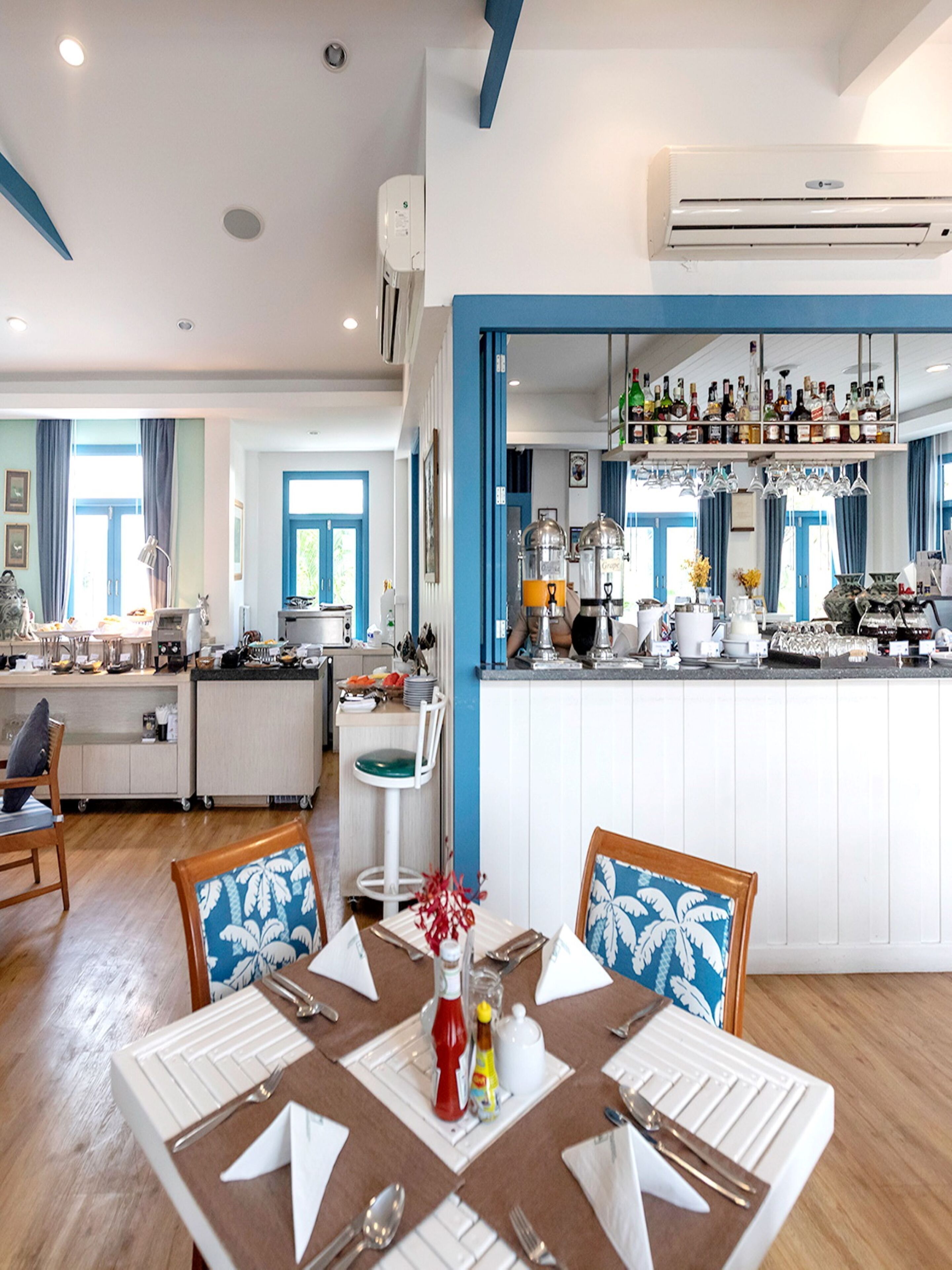 breakfast, lunch and dinner served