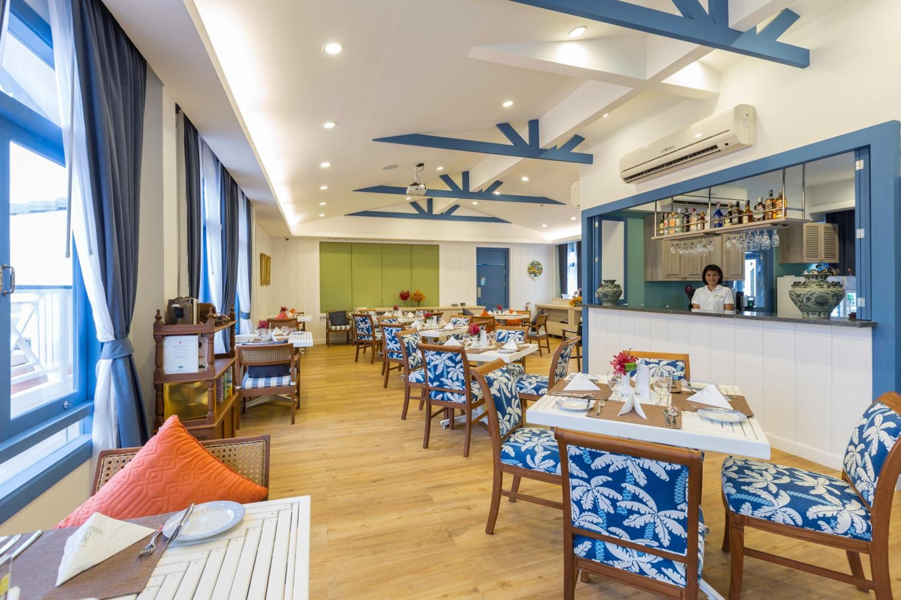 breakfast, lunch and dinner served