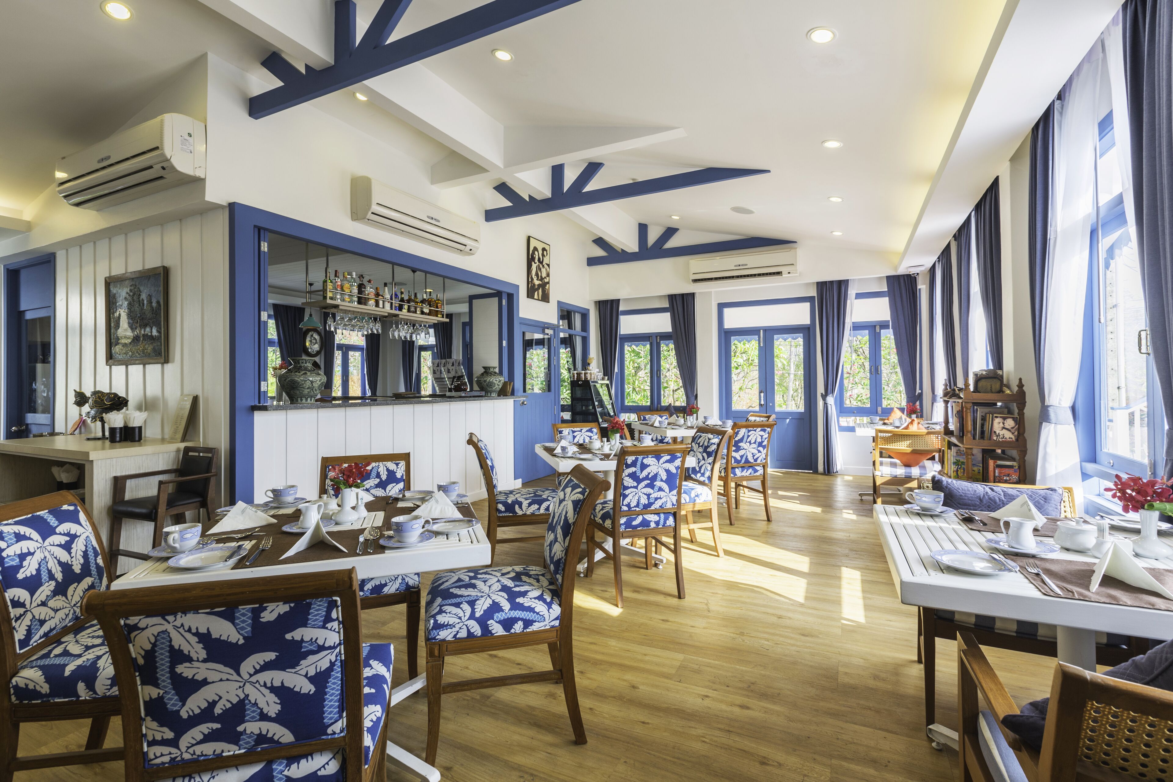 breakfast, lunch and dinner served