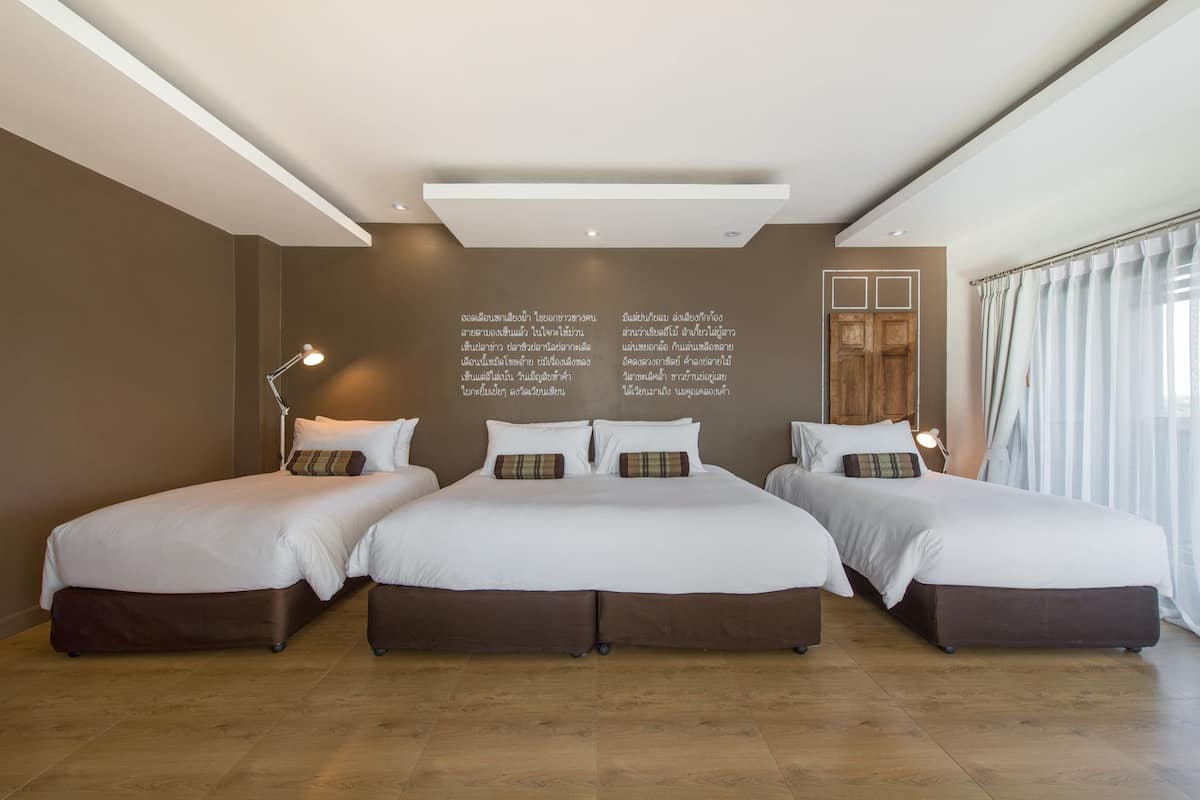 family room | premium bedding, pillow-top beds, in-room safe, desk