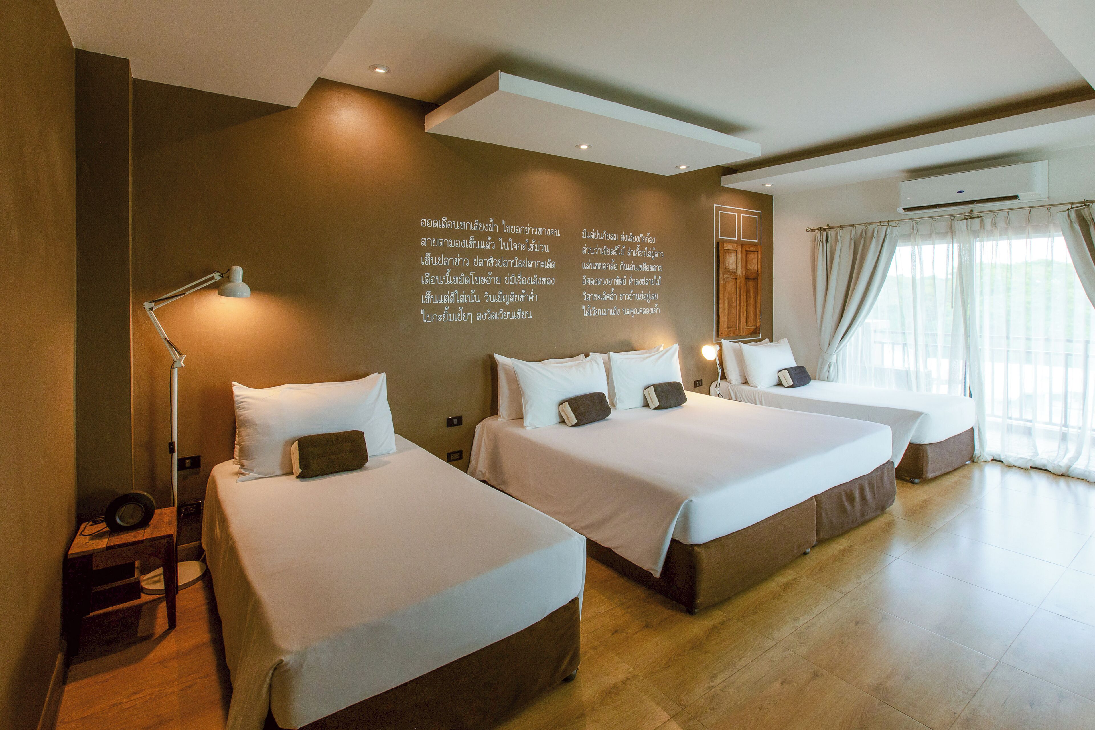 Familieværelse | Premium-sengetøj, senge med topmadrasser, pengeskab på værelset