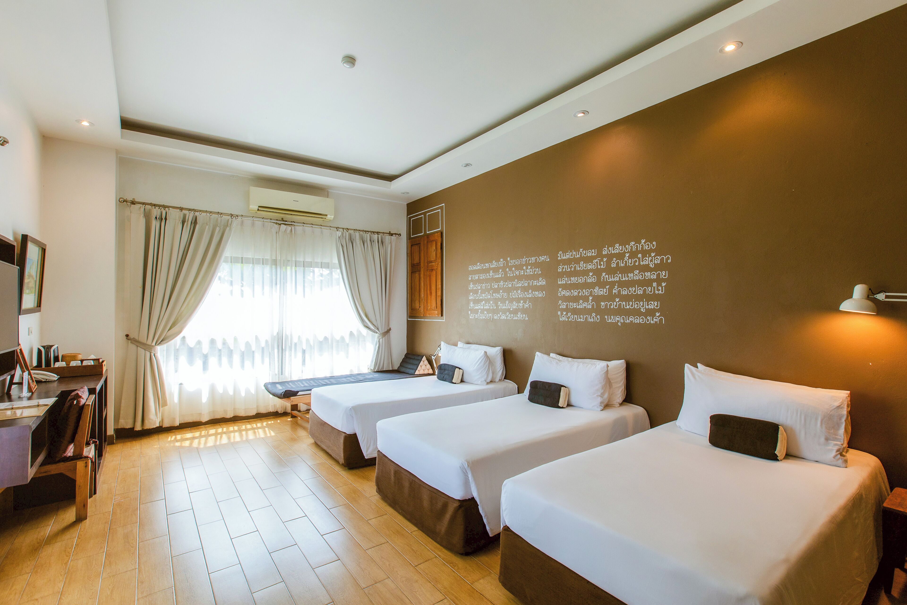 Værelse til 3 personer | Premium-sengetøj, senge med topmadrasser, pengeskab på værelset