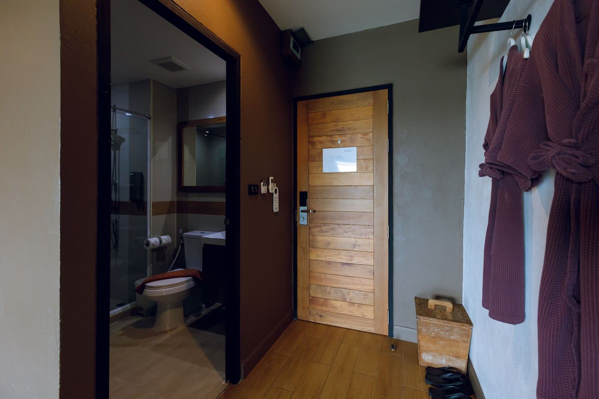 deluxe double room, lake view | bathroom | shower, hydromassage showerhead, free toiletries, hair dryer