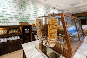 Tägliches Frühstücksbuffet gegen Gebühr