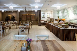 Tägliches Frühstücksbuffet gegen Gebühr