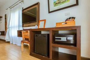 Triple Room | Premium bedding, pillowtop beds, in-room safe, desk