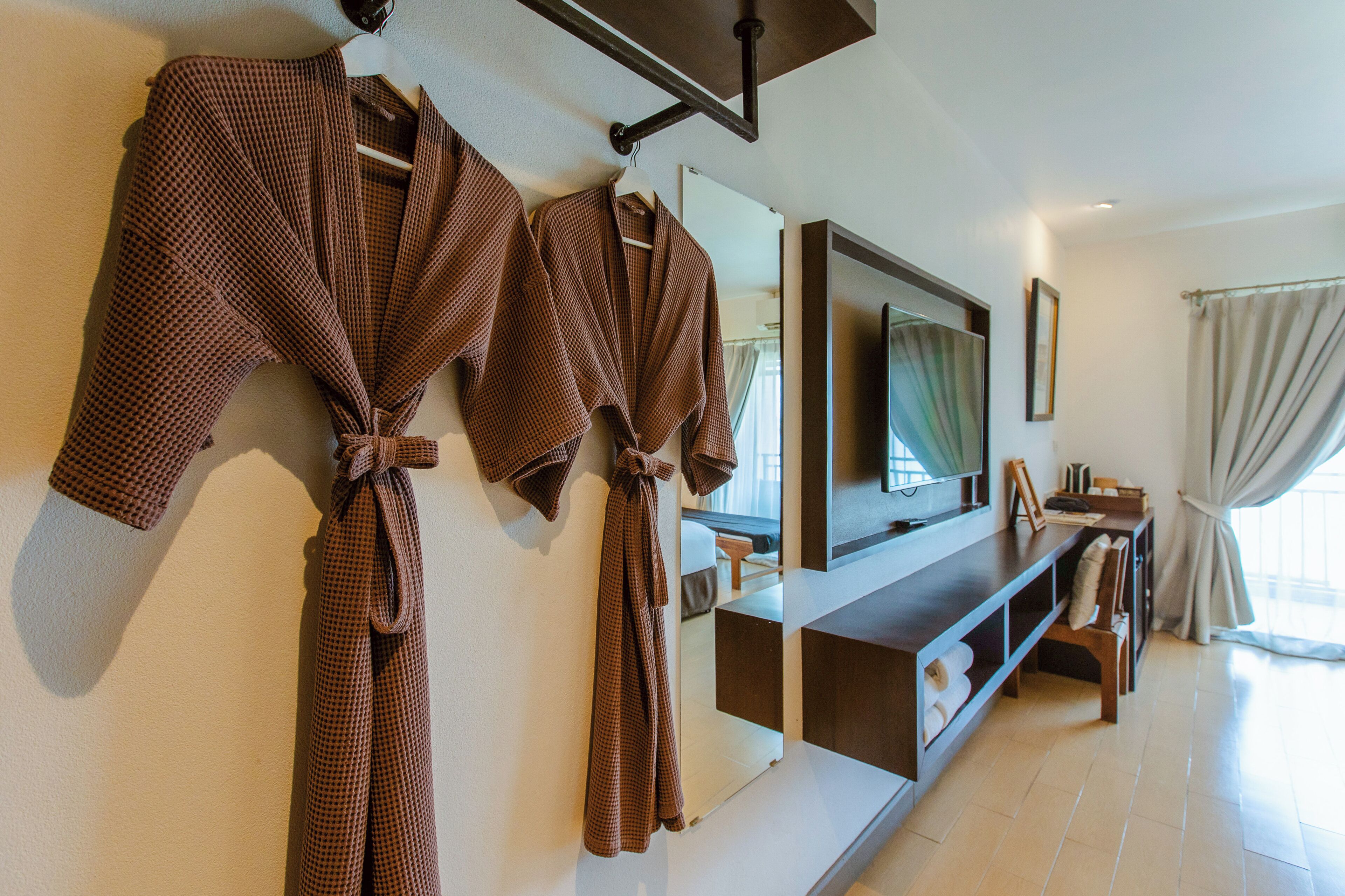ห้องดีลักซ์ทวิน, วิวทะเลสาบ | เครื่องนอนระดับพรีเมียม, เตียงพร้อมฟูกเสริมที่นอน, ตู้นิรภัยในห้องพัก