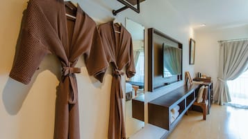 Habitación Deluxe con 2 camas individuales, vistas al lago | Ropa de cama de alta calidad y colchones con acolchado adicional