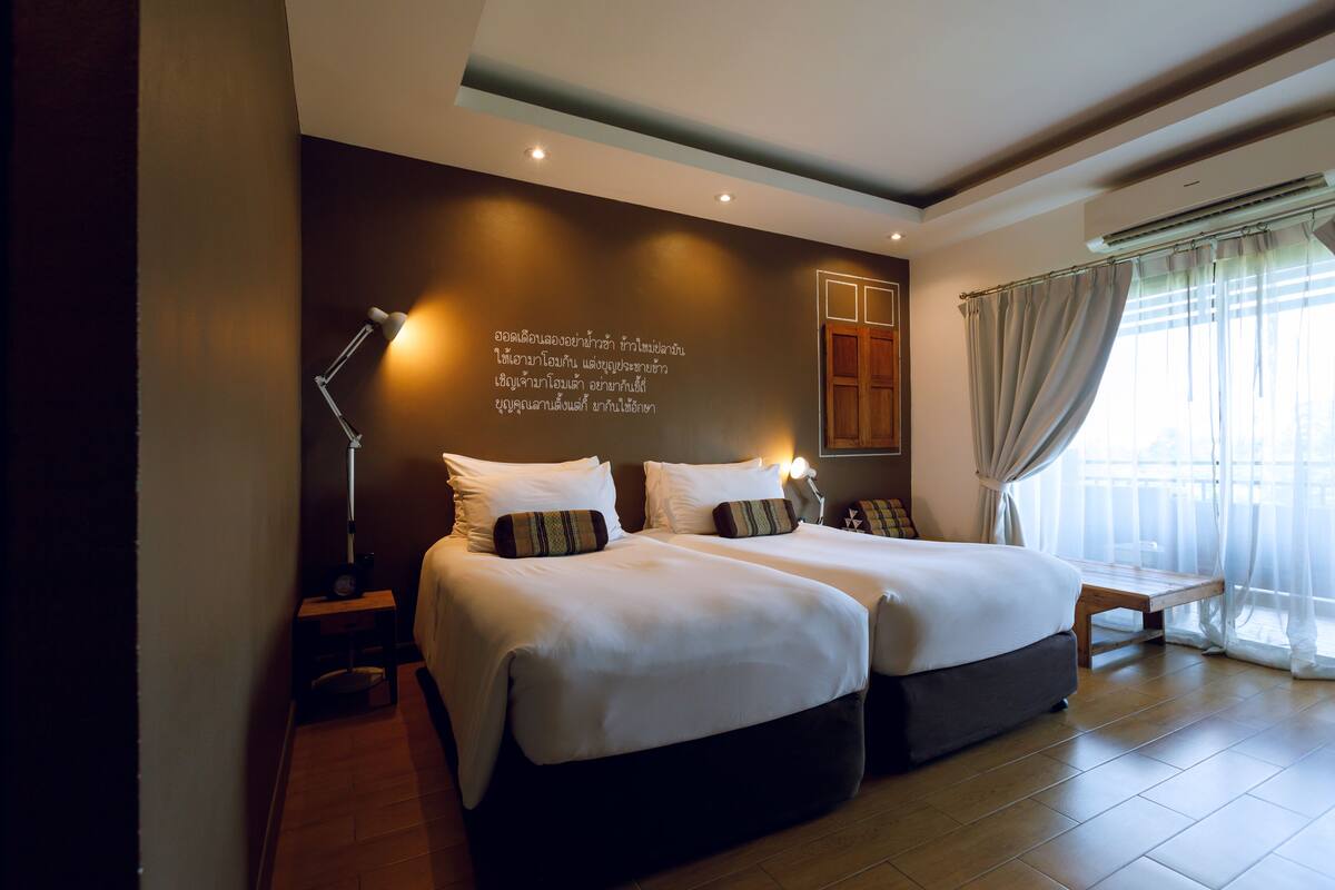 deluxe twin room, lake view | premium bedding, pillow-top beds, in-room safe, desk