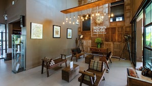 Un interior acogedor con muebles de madera, un reloj y cuadros en las paredes.