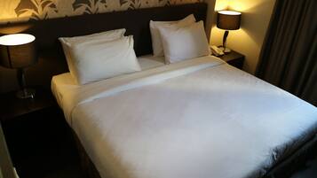 Superior-Zimmer, 1 King-Bett | Zimmersafe, Schreibtisch, kostenloses WLAN, Bettwäsche