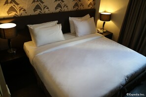 Superior Room, 1 King Bed | In-room safe, desk, free WiFi, bed sheets - GT Hotel Iloilo (Iloilo)