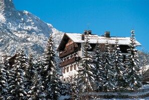 A snow-covered mountain with a wooden building labeled "HOTEL BLADEN" in the foreground. - Hotel Bladen (Sappada)