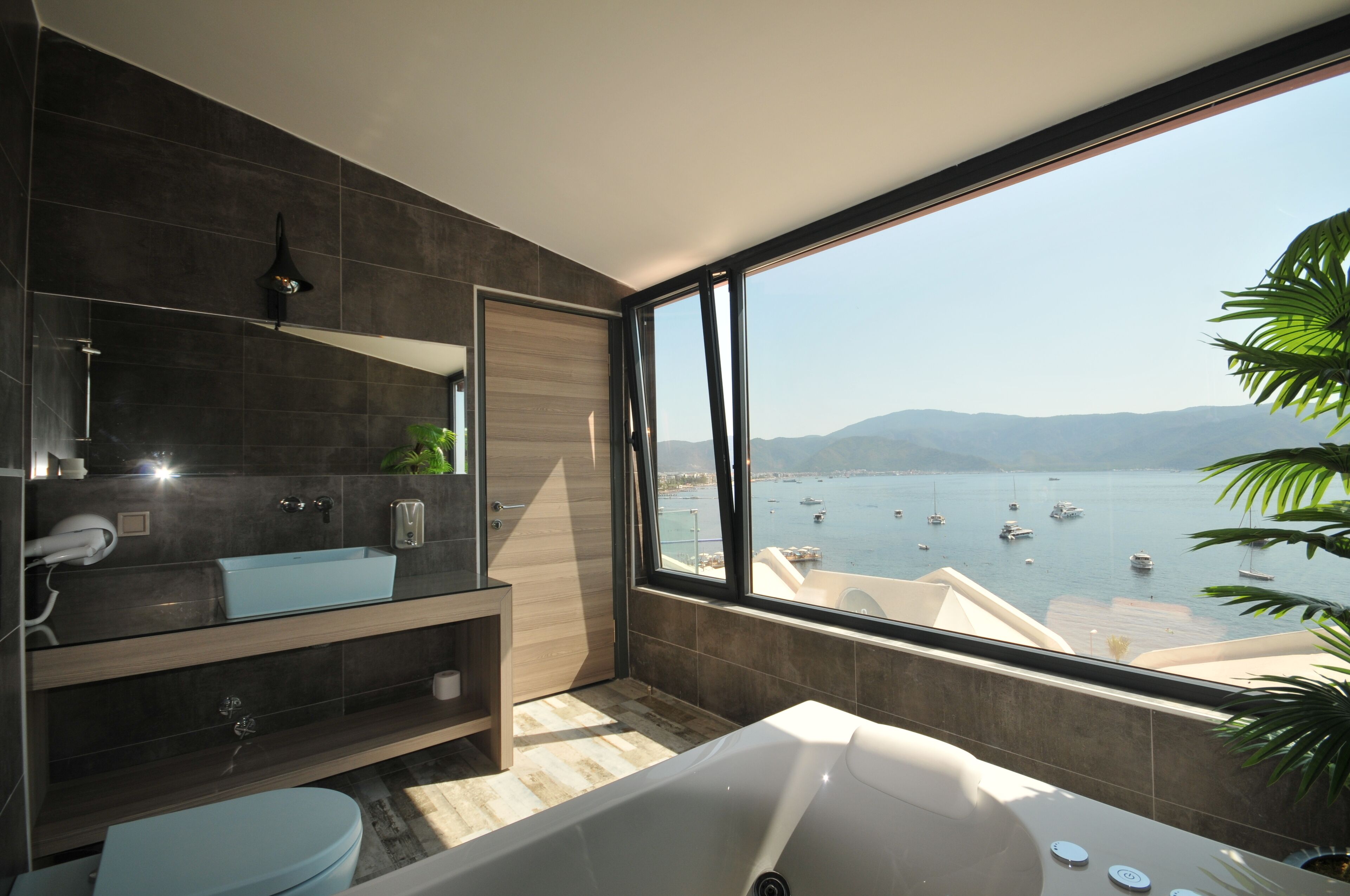 Deluxe Studio, Sea View | Premium bedding, minibar, individually furnished, blackout curtains