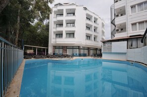 حمّام سباحة خارجي موسمي، مظلات على حمّام السباحة، مقاعد للتشمس