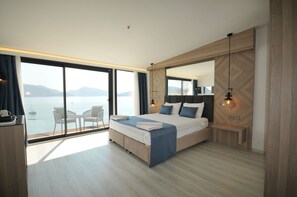 أغطية فراش متميزة وميني بار وطراز فريد لكل وحدة وستائر تعتيم