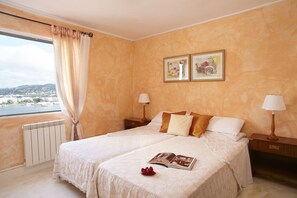 Literie de qualité supérieure, bureau, lits bébé (gratuits)