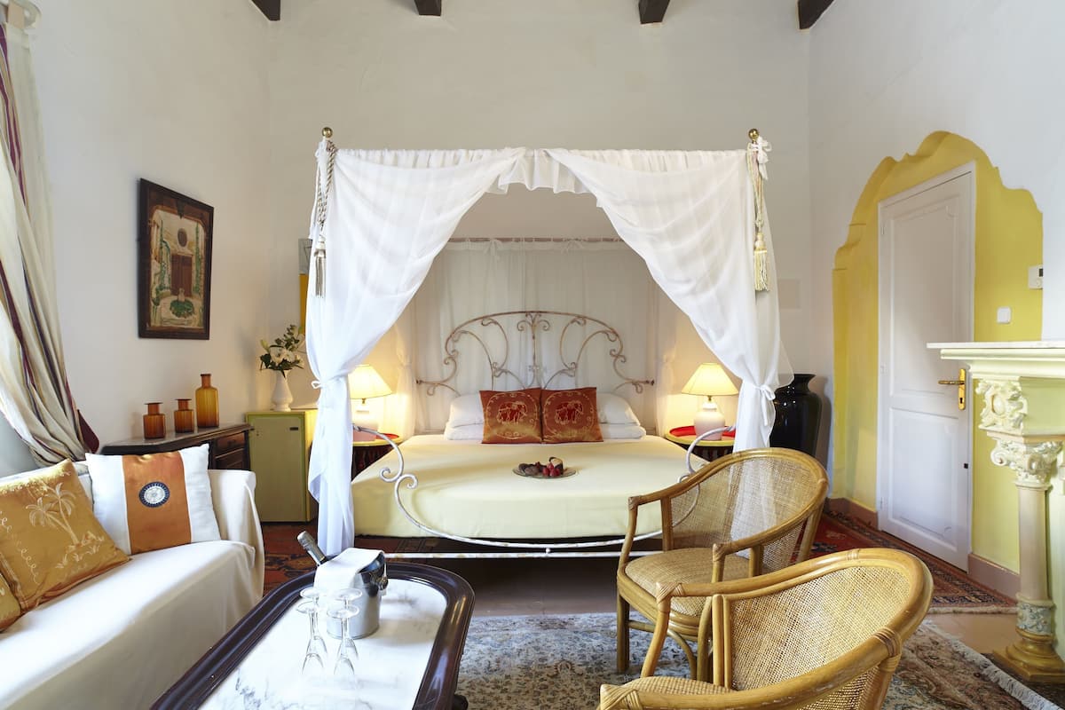 Suite | Premium bedding, desk, cribs (free), rollaway beds (surcharge)