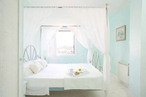 Habitación doble estándar, baño privado | Ropa de cama de alta calidad, escritorio, cunas gratuitas y camas extra 