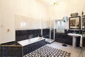 Suite | Salle de bain | Articles de toilette (gratuits), serviettes fournies