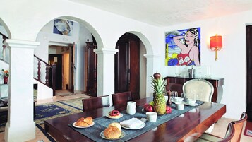 Desayuno (EUR 11 por persona)